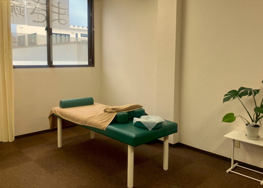 朝がつらい・夜に不安を感じやすいときの睡眠トラブルや自律神経ケアを行う鍼灸院の施術室