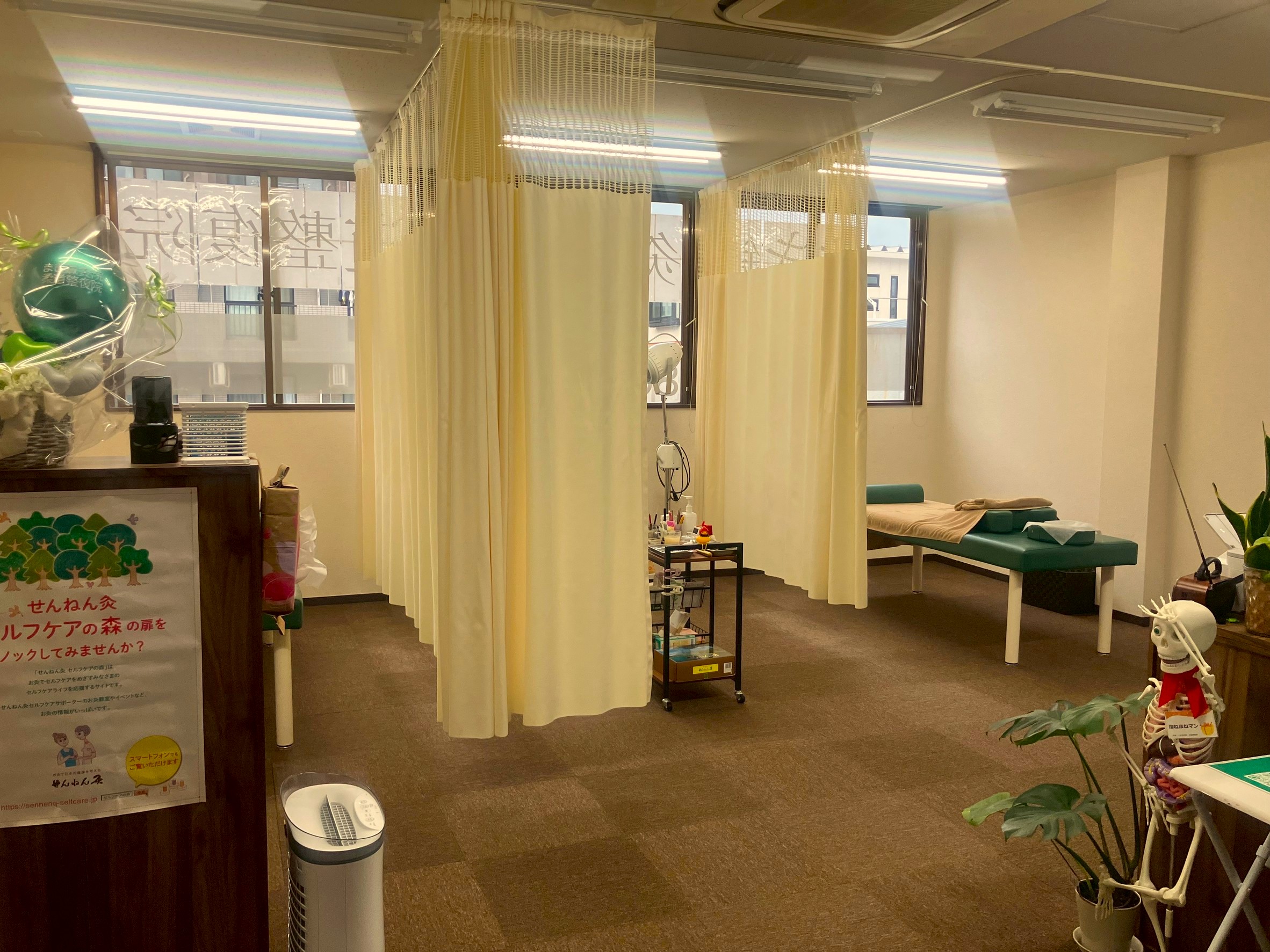 肩こりや自律神経の不調に対応する千葉市若葉区まき鍼灸院の鍼灸施術の様子