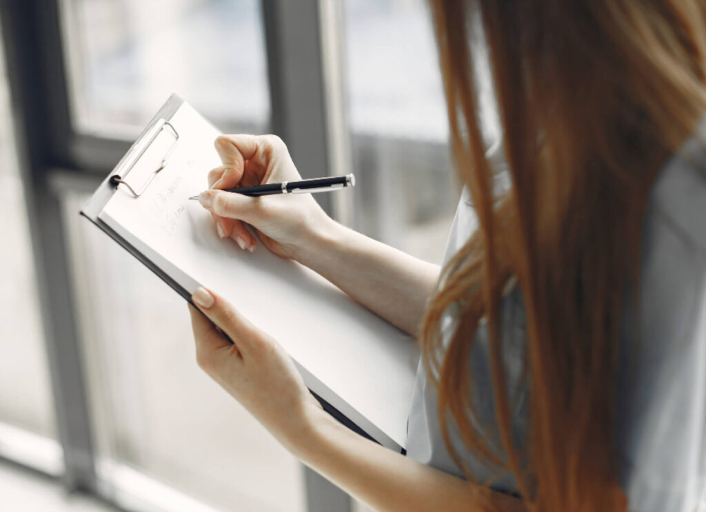 気虚セルフチェックをする女性｜自律神経と気のバランス確認