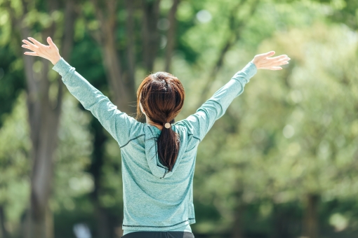 深い呼吸と姿勢を整えて自律神経をやさしく整えるセルフケア
