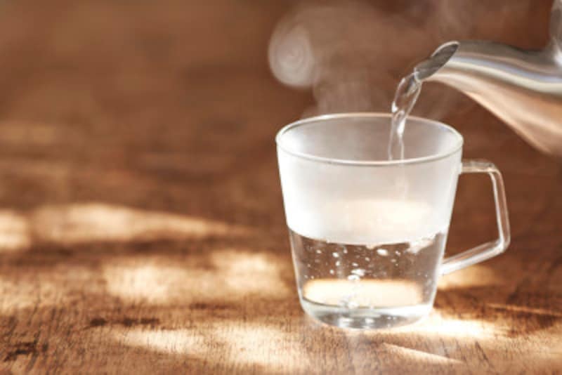 年末の疲れで巡りが悪くなった体を、温かい飲み物で整える女性
