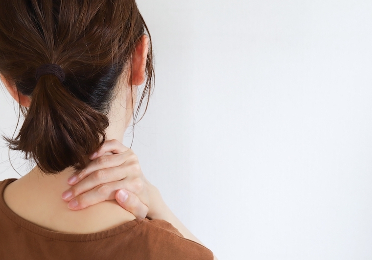 心の疲れが肩こりや頭痛、胃の不調として現れる年末の体調変化
