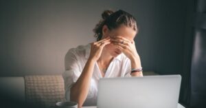 年末のストレスで心が疲れやすい冬、自律神経の乱れを感じている女性