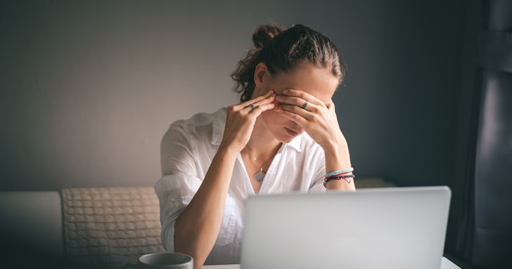 年末のストレスで心が疲れやすい冬、自律神経の乱れを感じている女性