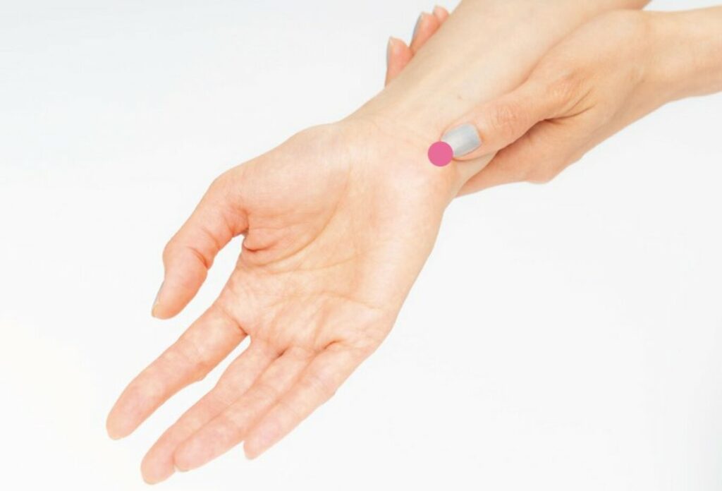 寝る前に深呼吸やツボ押しで自律神経を整えるセルフケア
