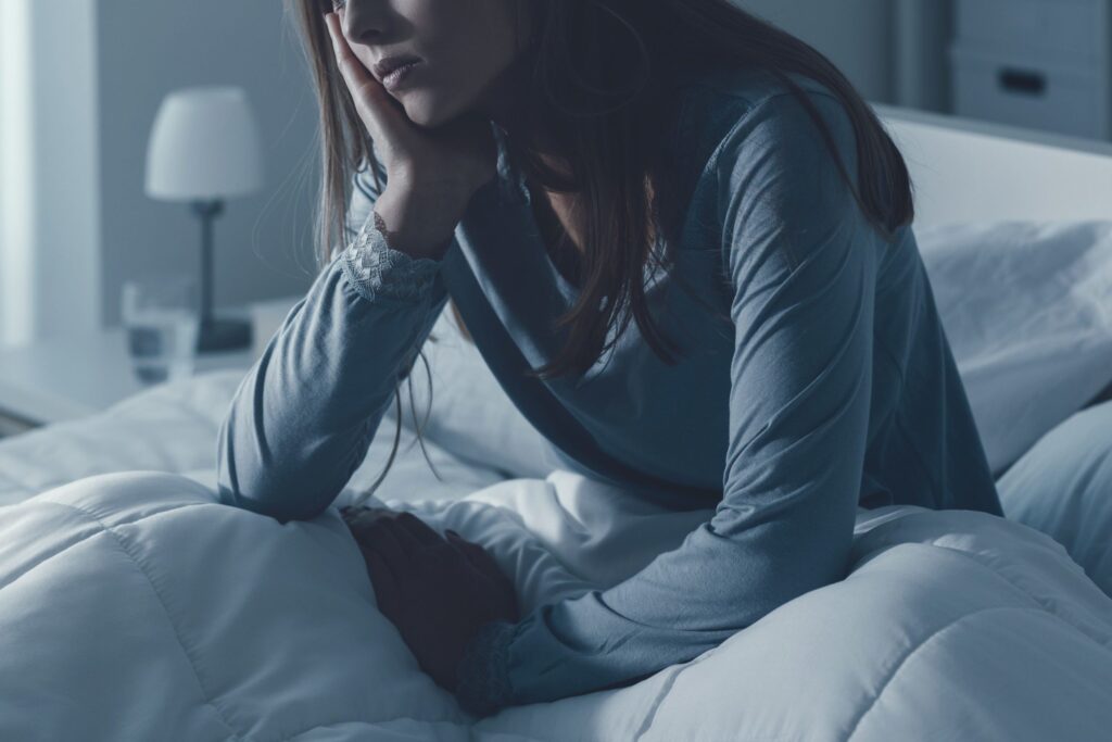 夜眠れないことで悩む女性。自律神経の乱れによる不眠のイメージ