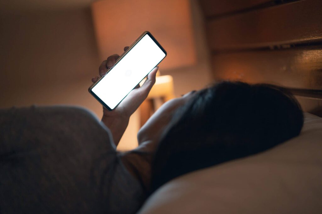 寝る前のスマホ使用が自律神経を刺激し眠りを妨げる