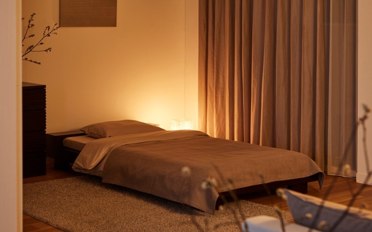 リラックスできる寝室環境と暖色系の照明