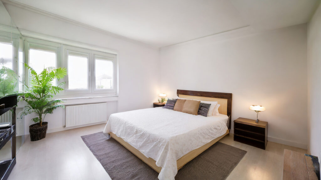 睡眠の整え方｜朝の光が差し込む寝室で自然な眠りをイメージする写真