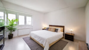 睡眠の整え方｜朝の光が差し込む寝室で自然な眠りをイメージする写真